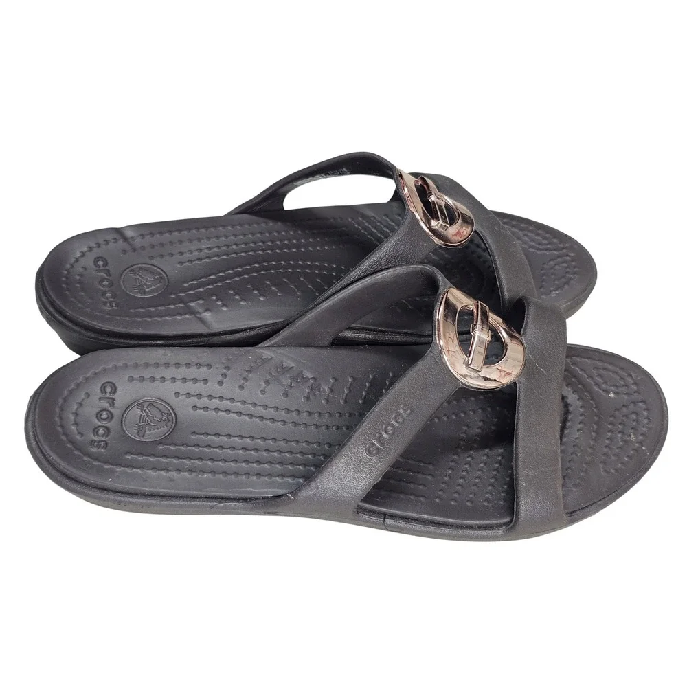 Crocs Sanrah Hammered Circle Wedge Sandals Black Rose Gold Womens 8 Flip Flops